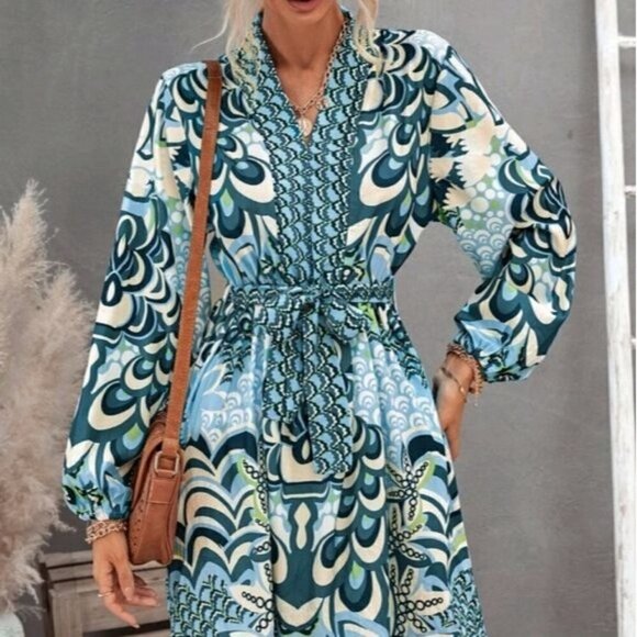 DRESS GRAPHIC PRINT WITH A BELT - Picture 3 of 10